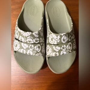 OOFOS Ooahh Olive Floral Slide Sandals